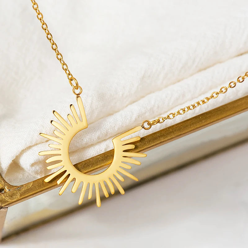 Collar Geométrico Dorado con Semicírculo
