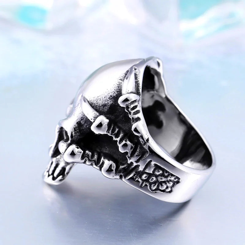 Anillo Gótico de Acero 316L con Garra y Calavera
