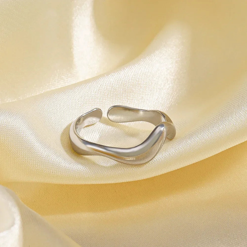 Anillo Dorado de Acero con Dijes