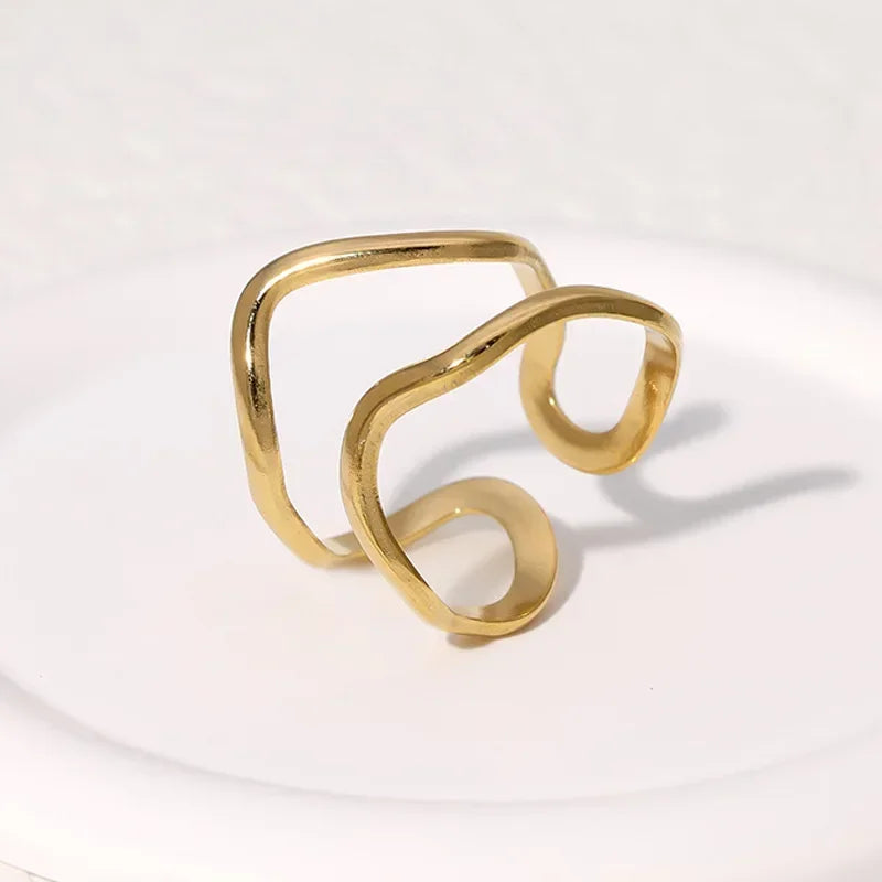 Anillo Dorado de Acero con Dijes