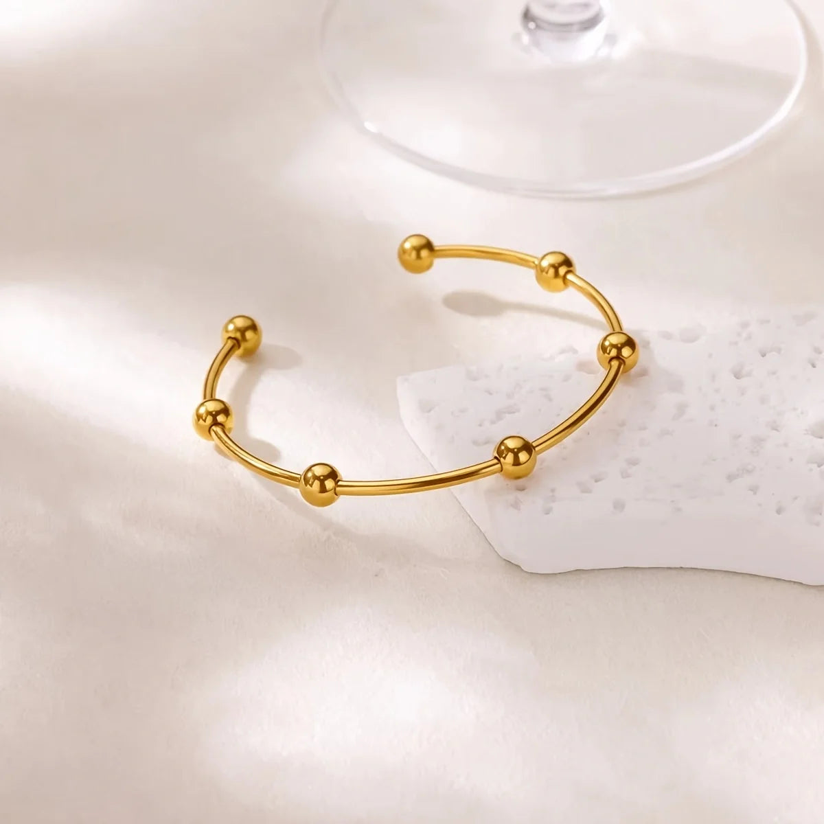Brazalete Fino Dorado con Cuenta de Acero