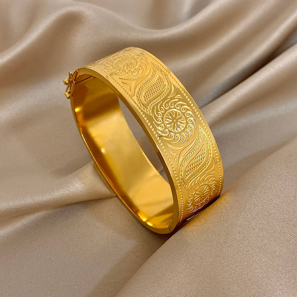 Brazalete Dorado de Acero con Hojas de Sol