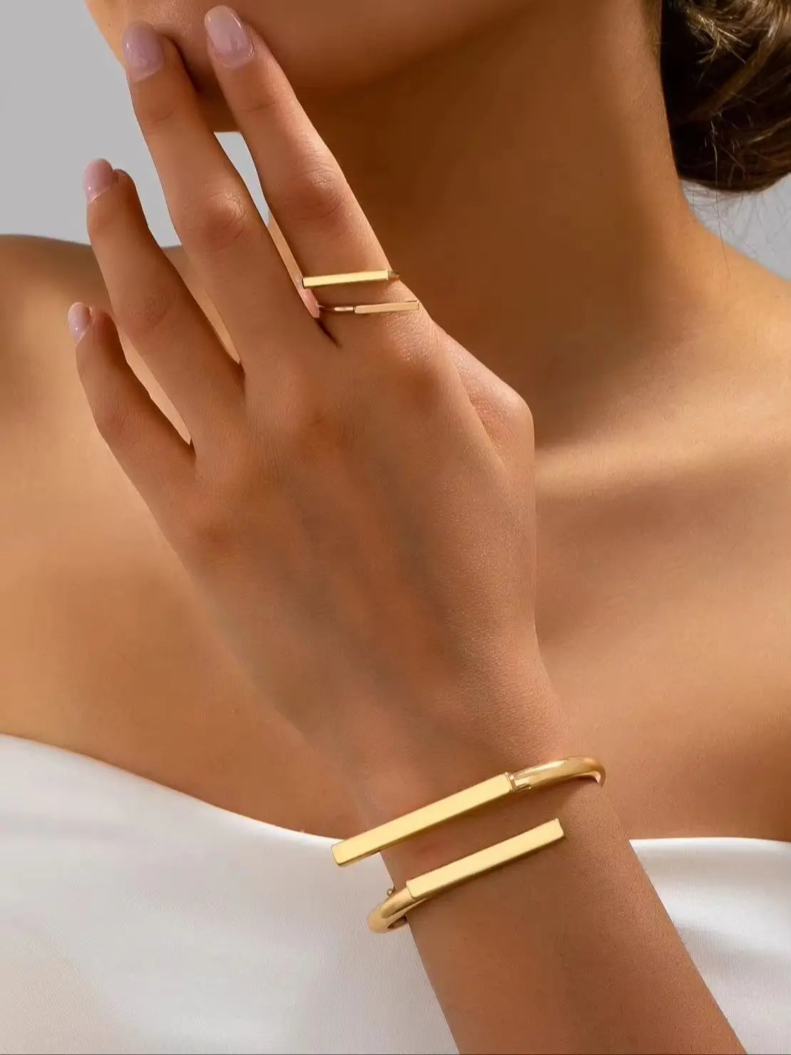 Set de Joyería Dorada para Mujer: Anillo Abierto + Pulsera Ajustable
