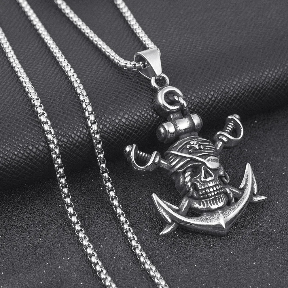 Collar de Acero con Calavera y Espadas