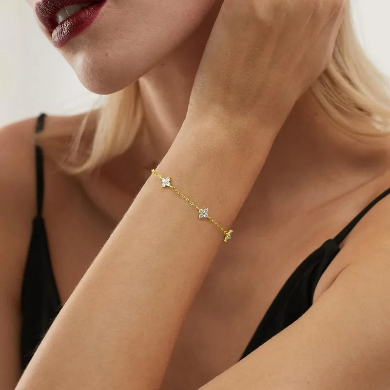 Pulsera Dorada con Flor de Cuatro Hojas