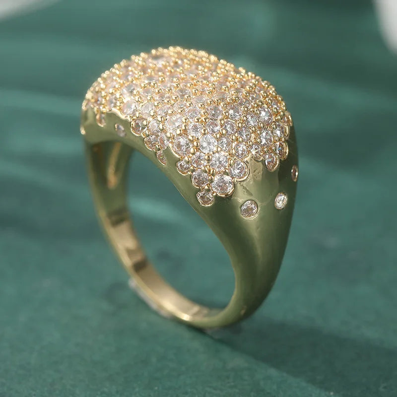 Anillo Minimalista para Mujer con Circonita Blanca y Acabado Dorado
