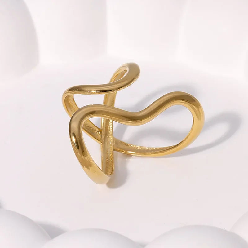 Anillo Dorado de Acero con Dijes