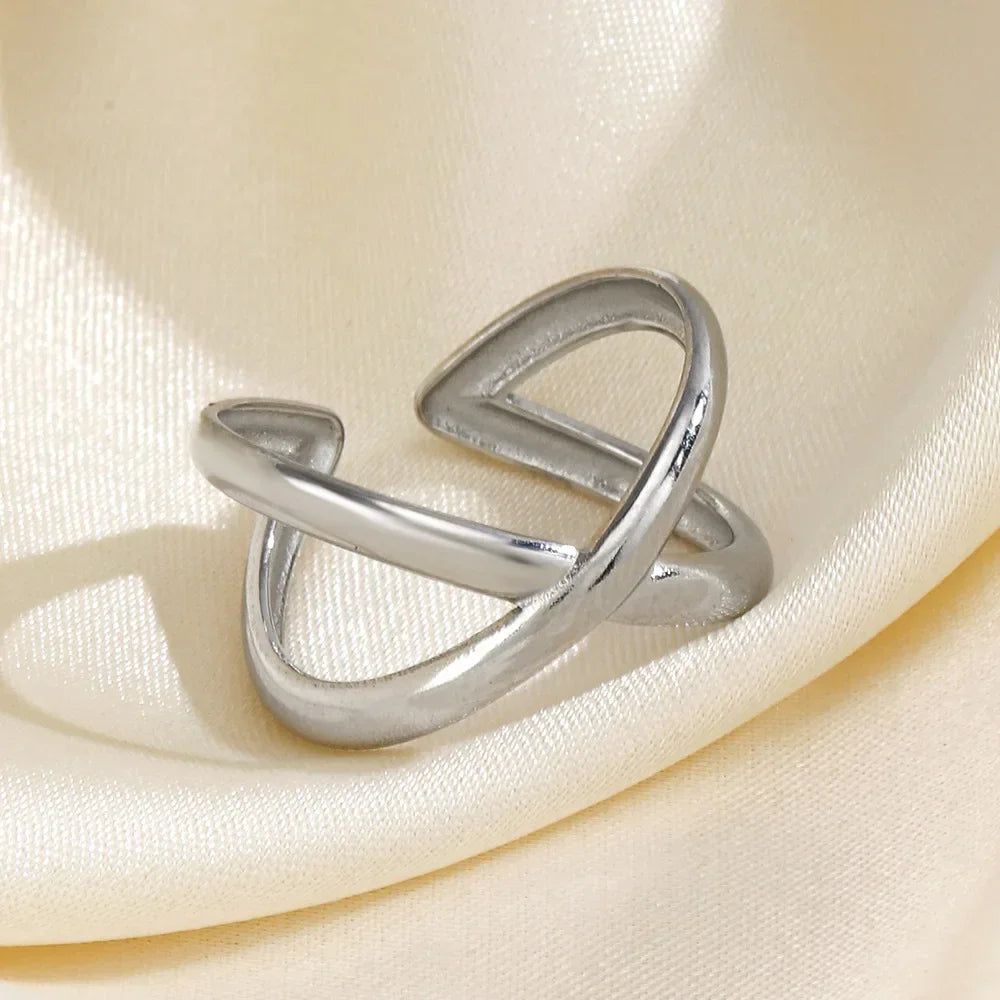 Anillo Dorado de Acero con Dijes