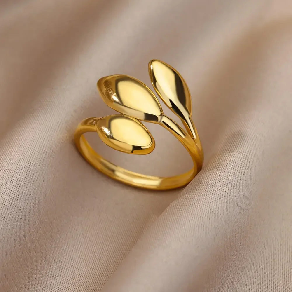 Anillo Dorado Vintage con Corazón