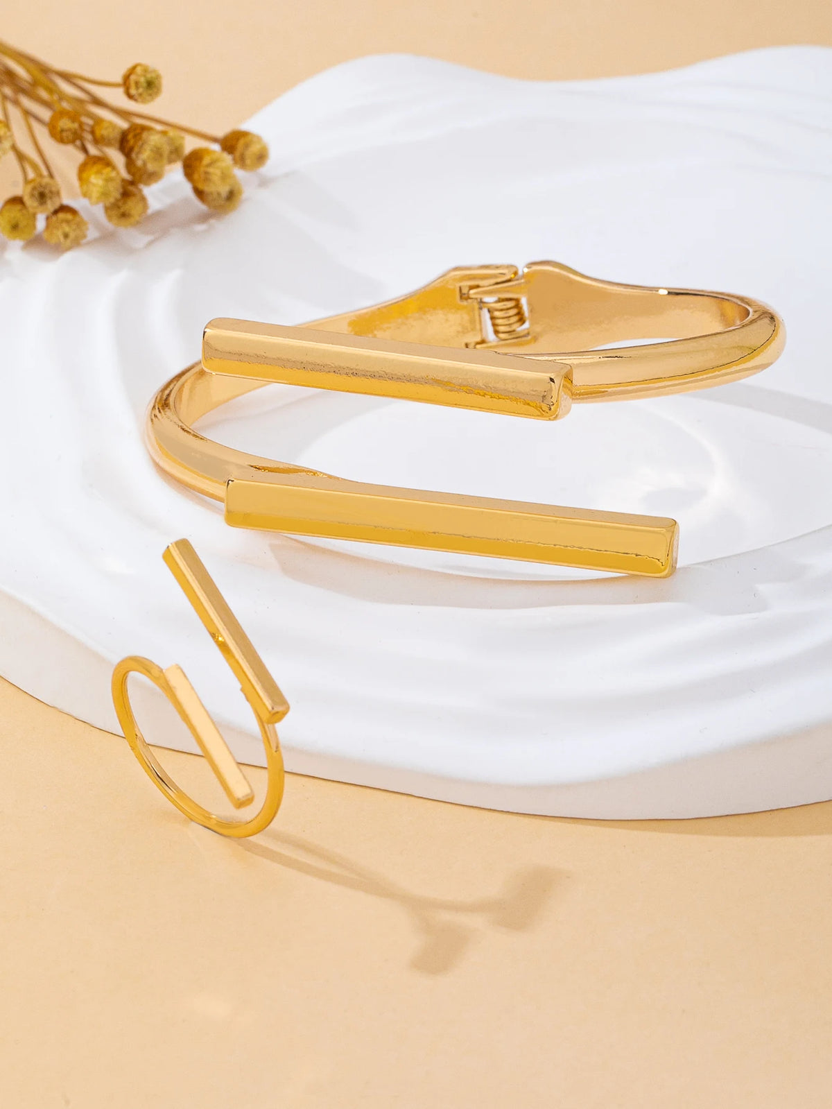 Set de Joyería Dorada para Mujer: Anillo Abierto + Pulsera Ajustable
