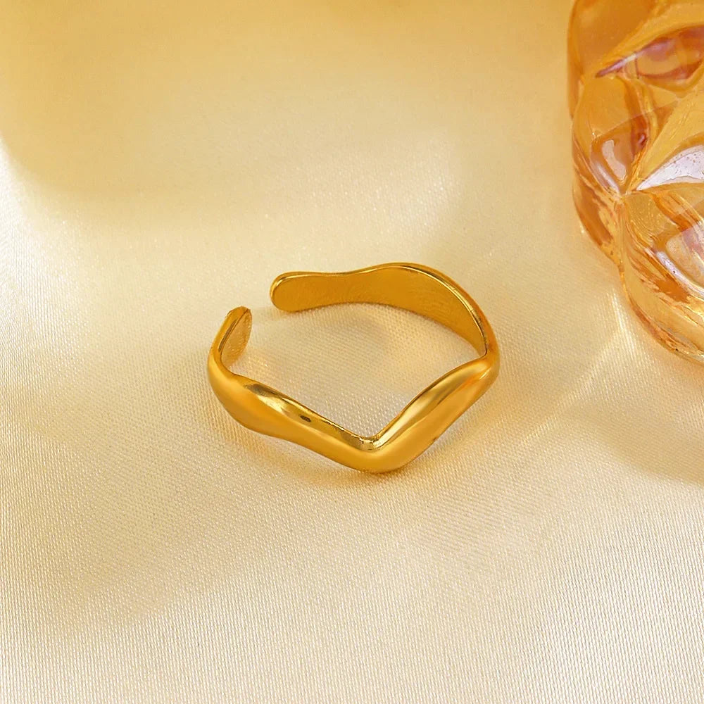 Anillo Dorado de Acero con Dijes