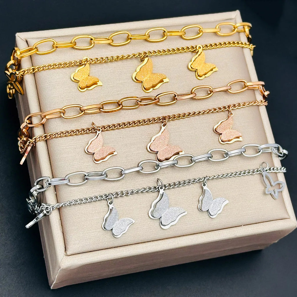 Collar Rosa Dorado con Doble Mariposa