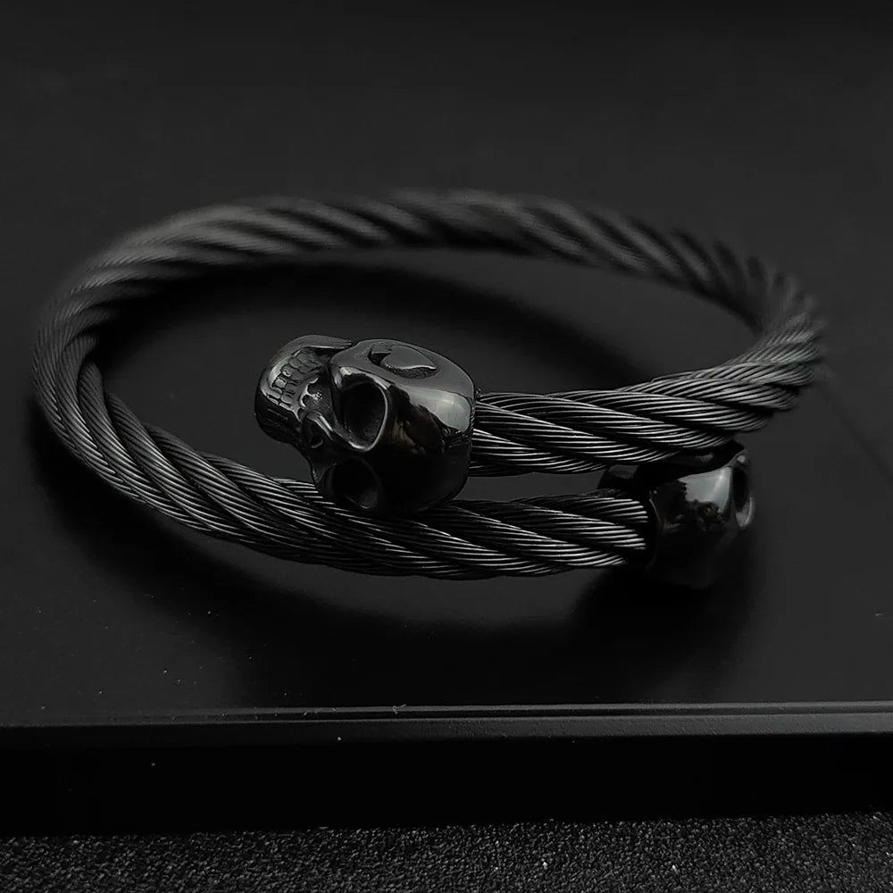 Brazalete Abierto de Acero con Doble Calavera