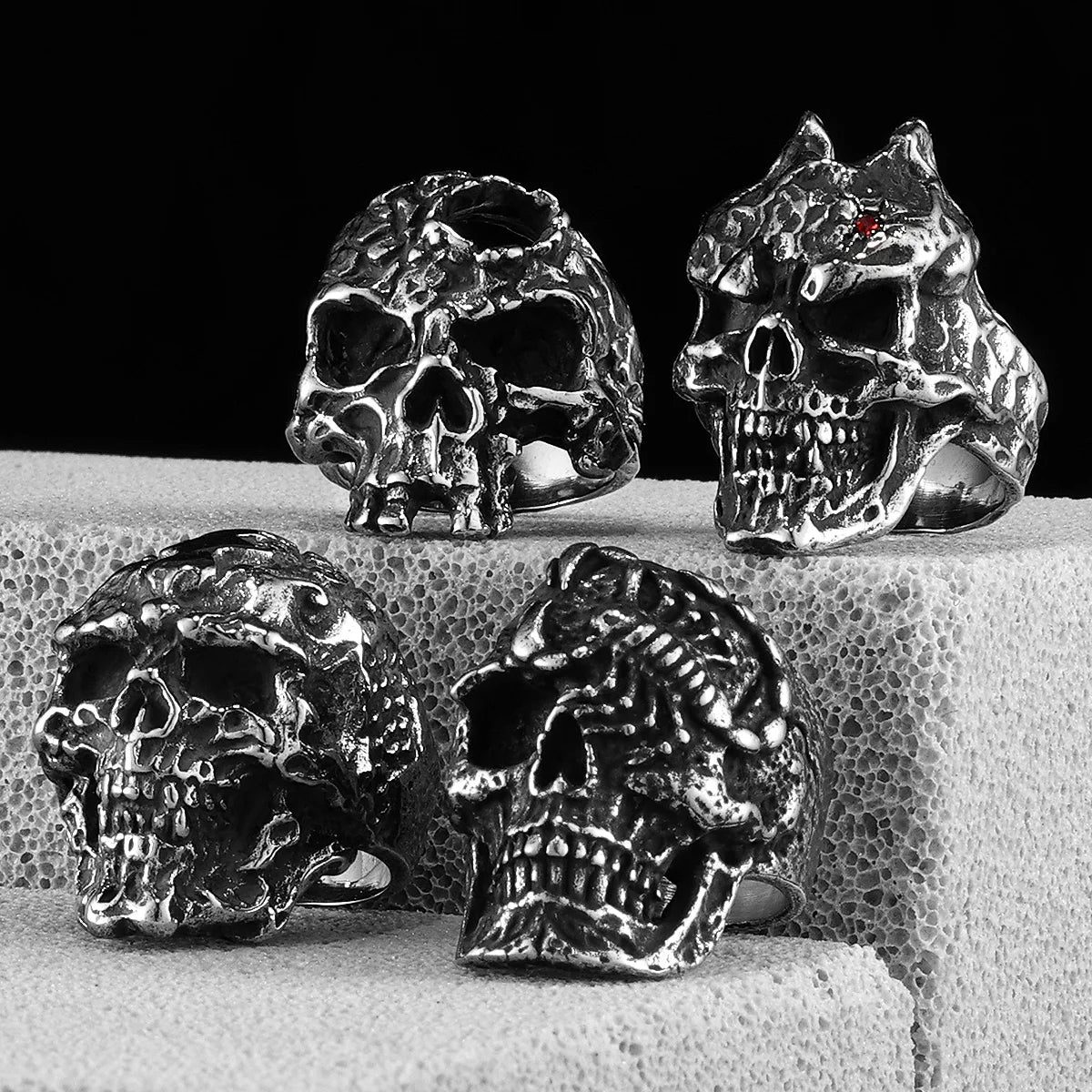 Anillo Punk Negro de Acero con Calavera