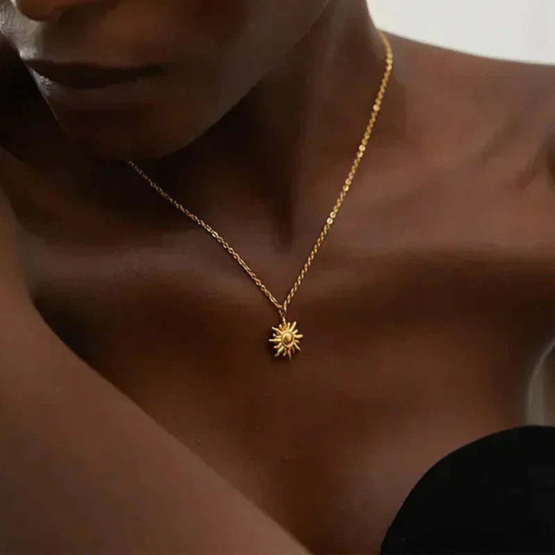 Collar Geométrico de Acero con Girasol
