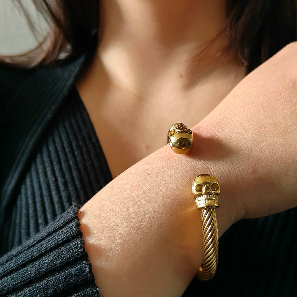 Brazalete Abierto de Acero con Doble Calavera