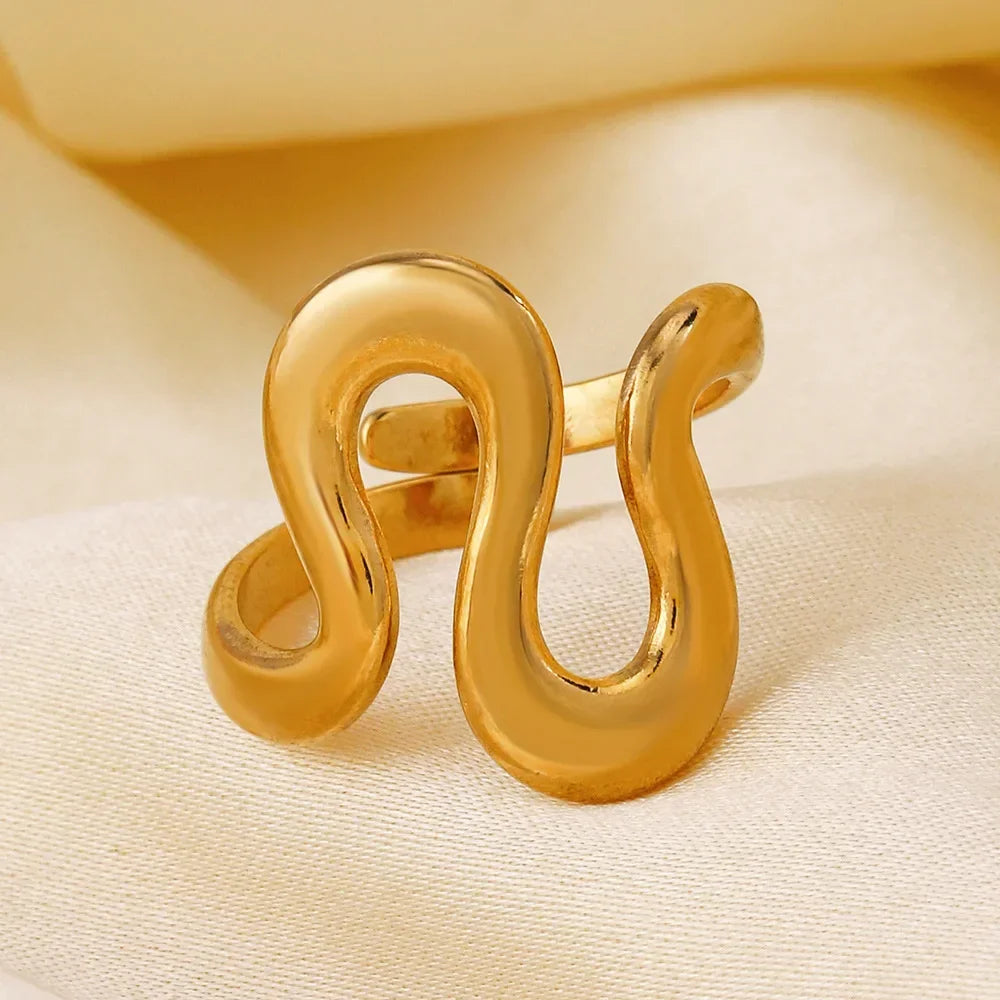 Anillo Dorado de Acero con Dijes