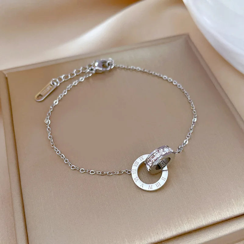 Pulsera Dorada de Acero con Números Romanos