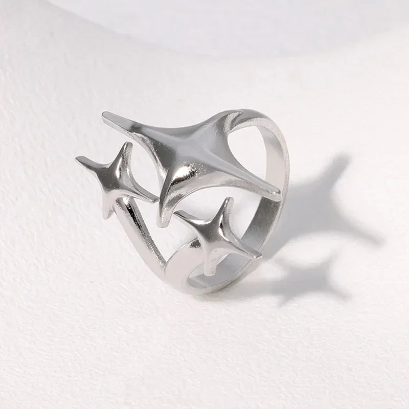 Anillo Dorado de Acero con Dijes