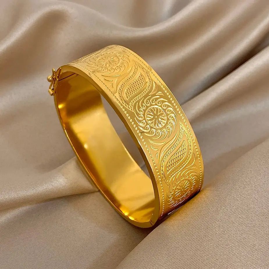 Brazalete Dorado de Acero con Hojas de Sol