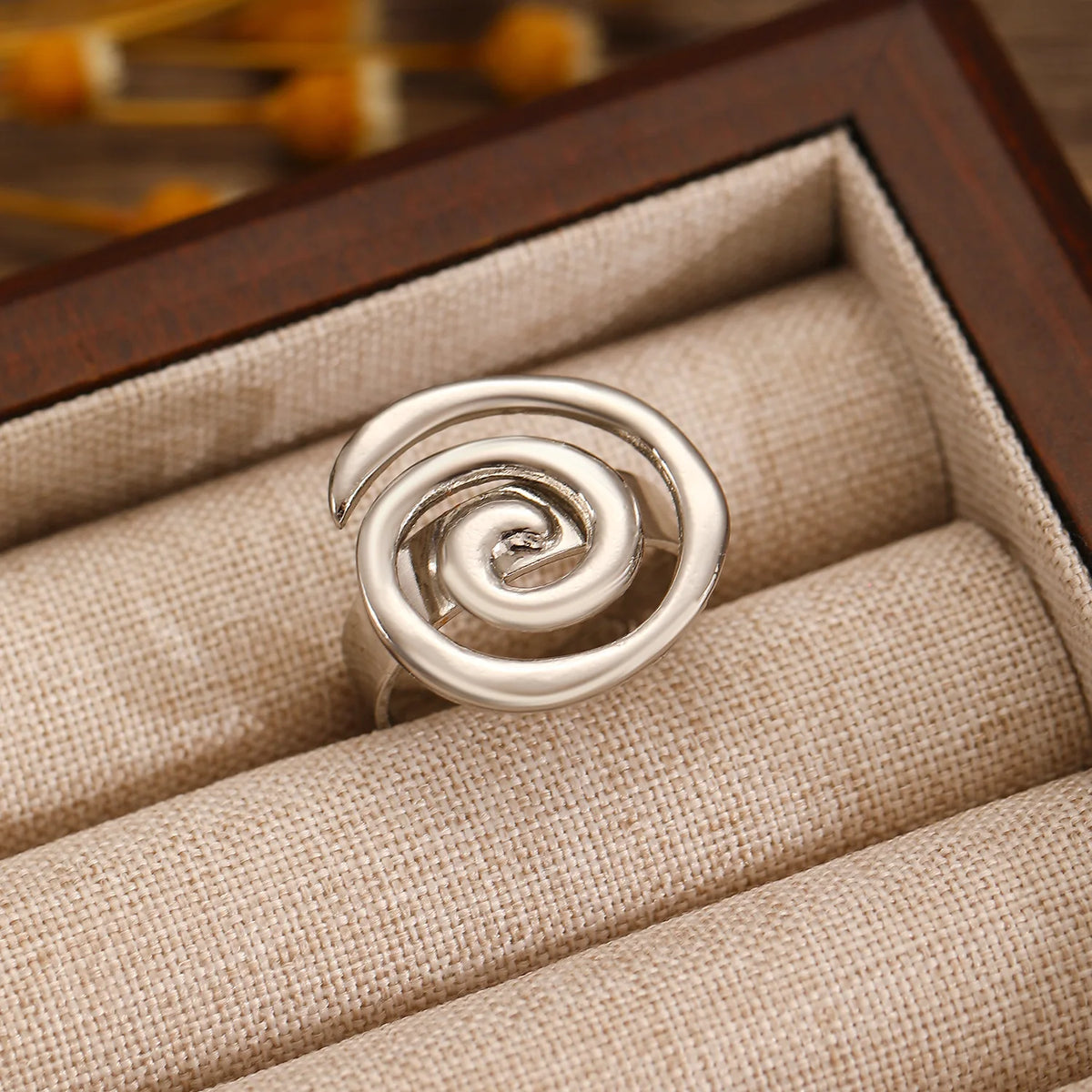Anillo Abierto Vórtice Dorado de Acero