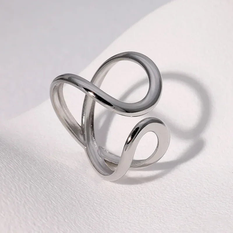 Anillo Dorado de Acero con Dijes
