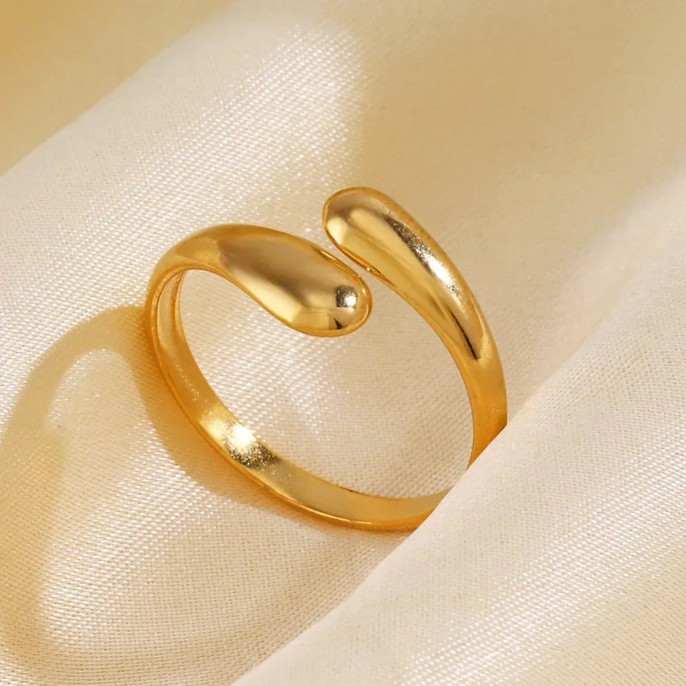 Anillo Dorado de Acero con Dijes
