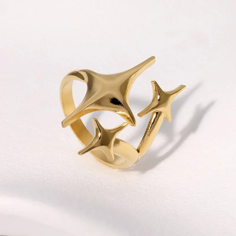 Anillo Dorado de Acero con Dijes