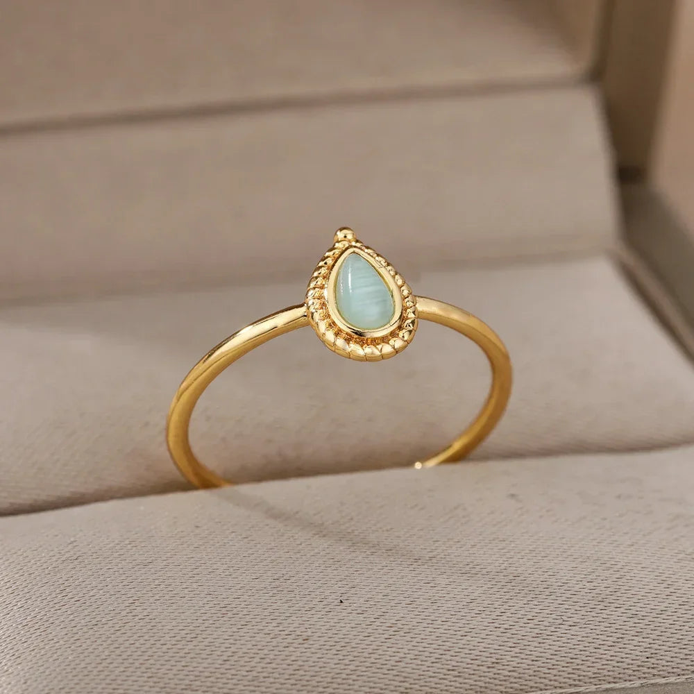 Anillo Dorado Vintage con Corazón