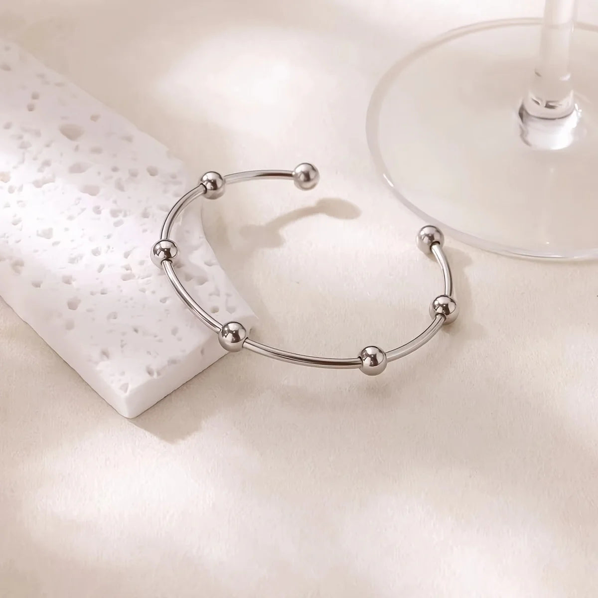 Brazalete Fino Dorado con Cuenta de Acero