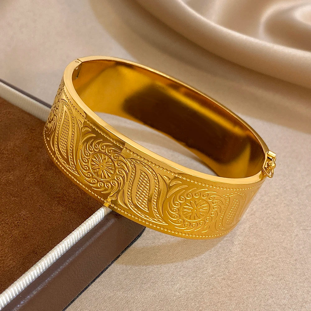 Brazalete Dorado de Acero con Hojas de Sol