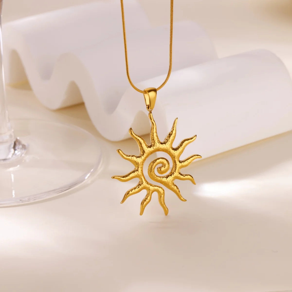 Collar Geométrico de Acero con Girasol