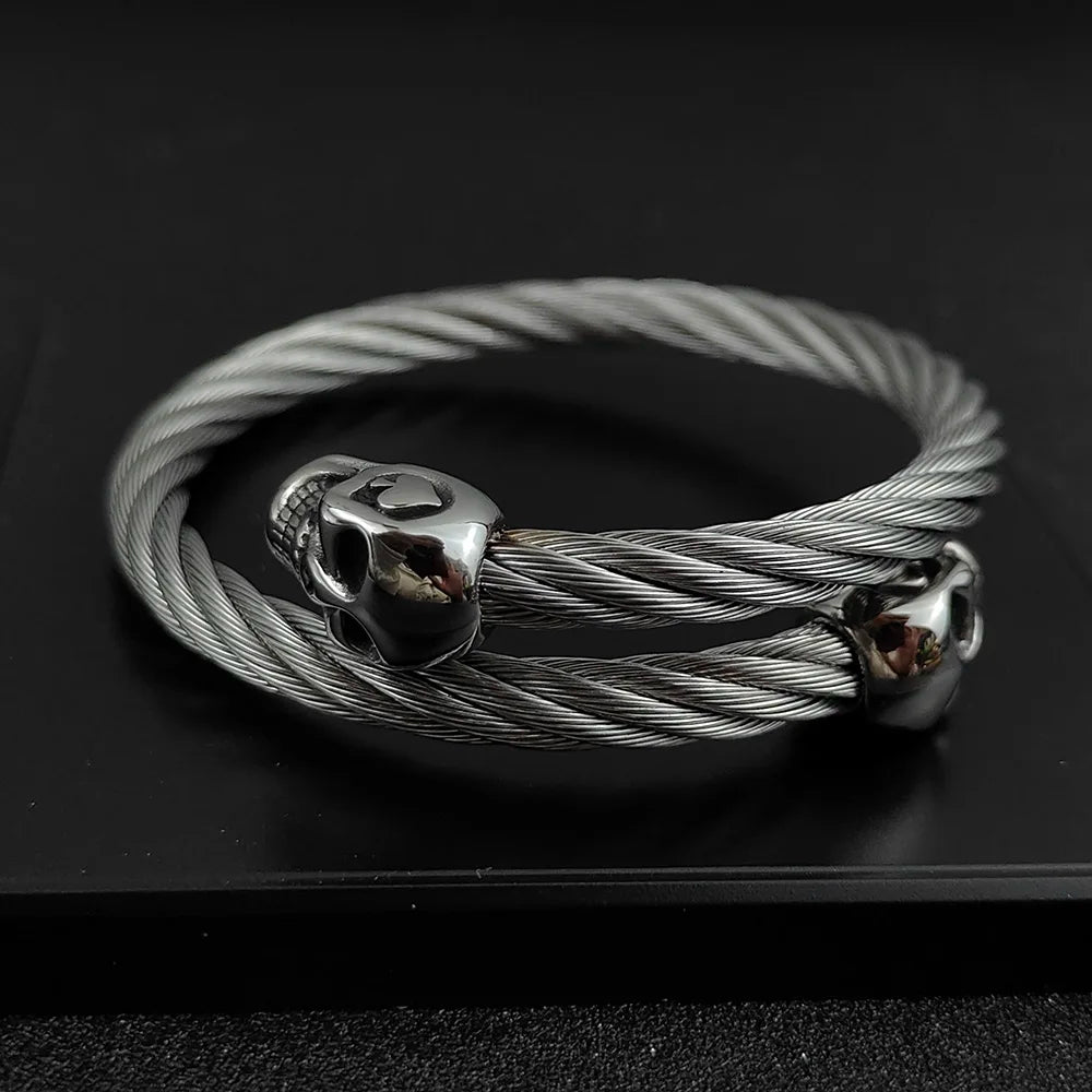 Brazalete Abierto de Acero con Doble Calavera