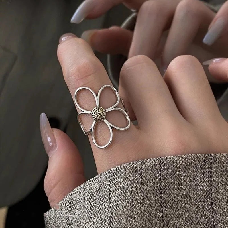 Anillo Artesanal con Gran Flor para Mujer — Estilo Y2K en Color Plata