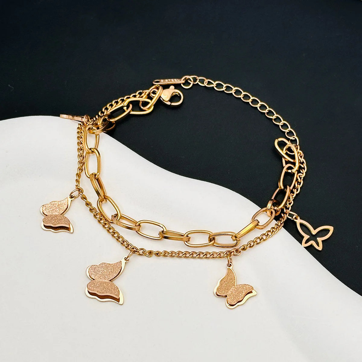Collar Rosa Dorado con Doble Mariposa