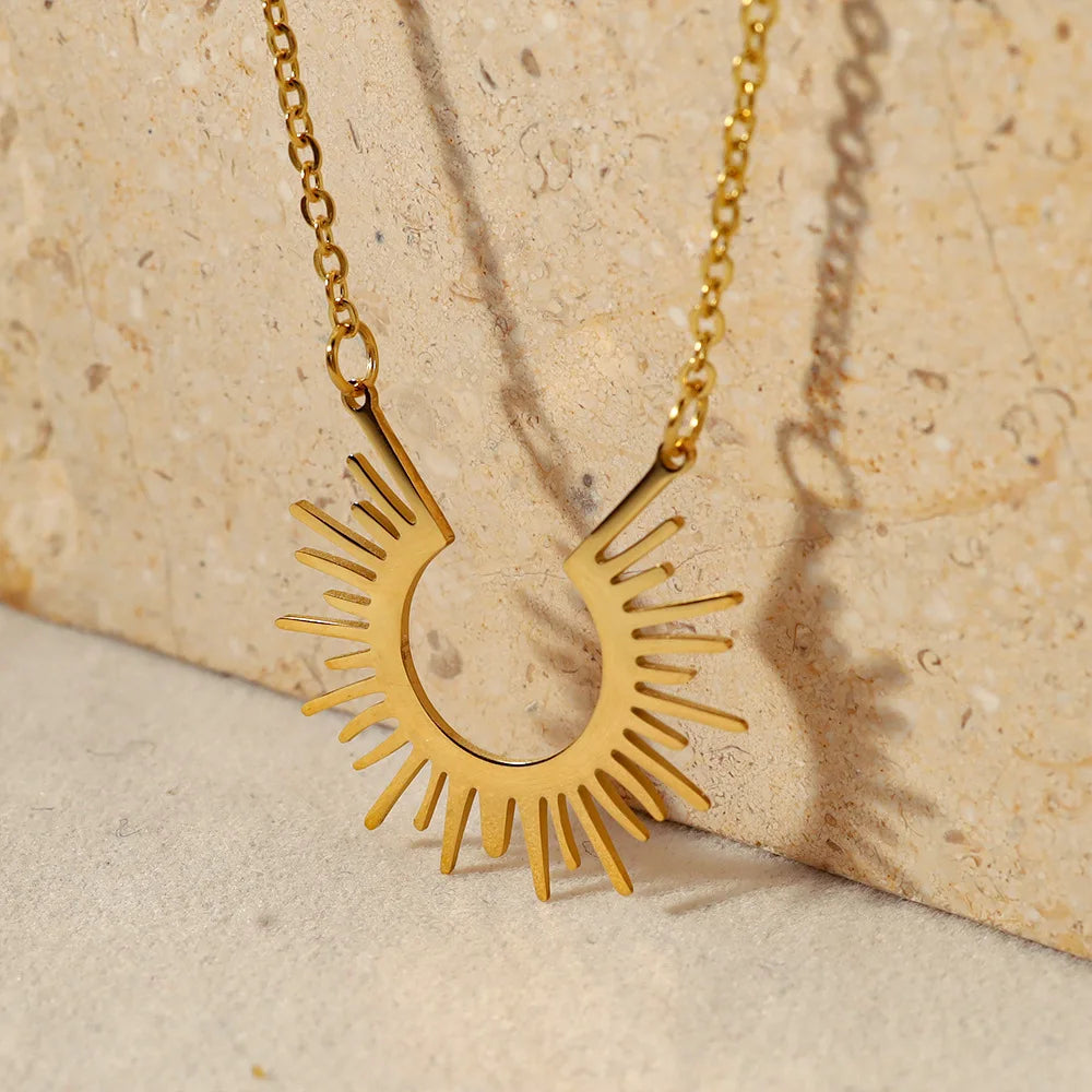 Collar Geométrico Dorado con Semicírculo