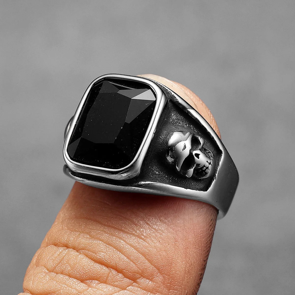 Anillo Gótico de Acero con Calavera y Gema