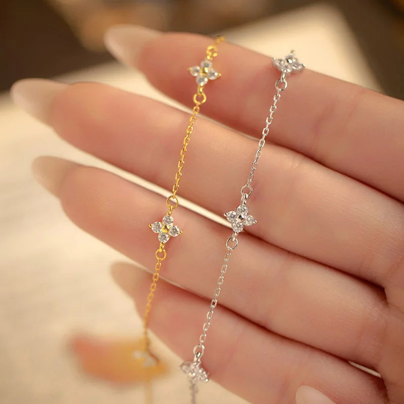 Pulsera Dorada con Flor de Cuatro Hojas