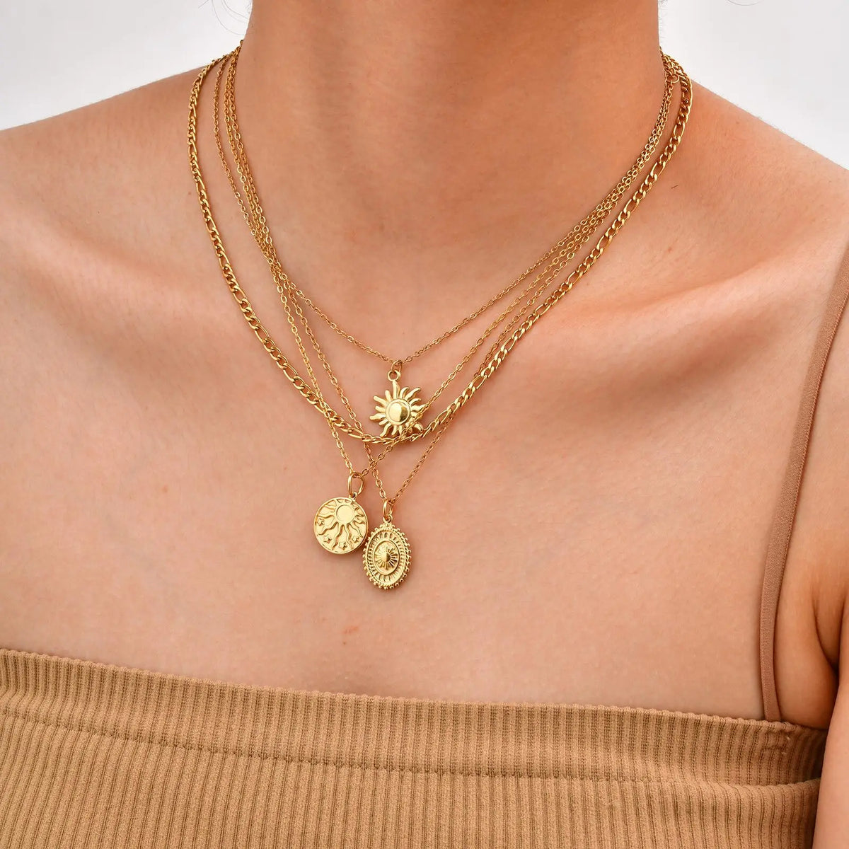 Collar Dorado de Acero con Girasol