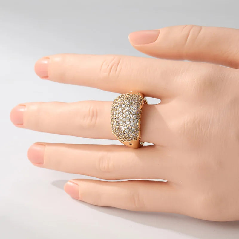 Anillo Minimalista para Mujer con Circonita Blanca y Acabado Dorado