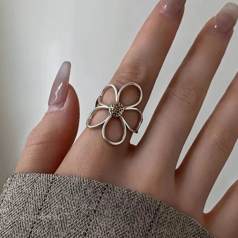 Anillo Artesanal con Gran Flor para Mujer — Estilo Y2K en Color Plata