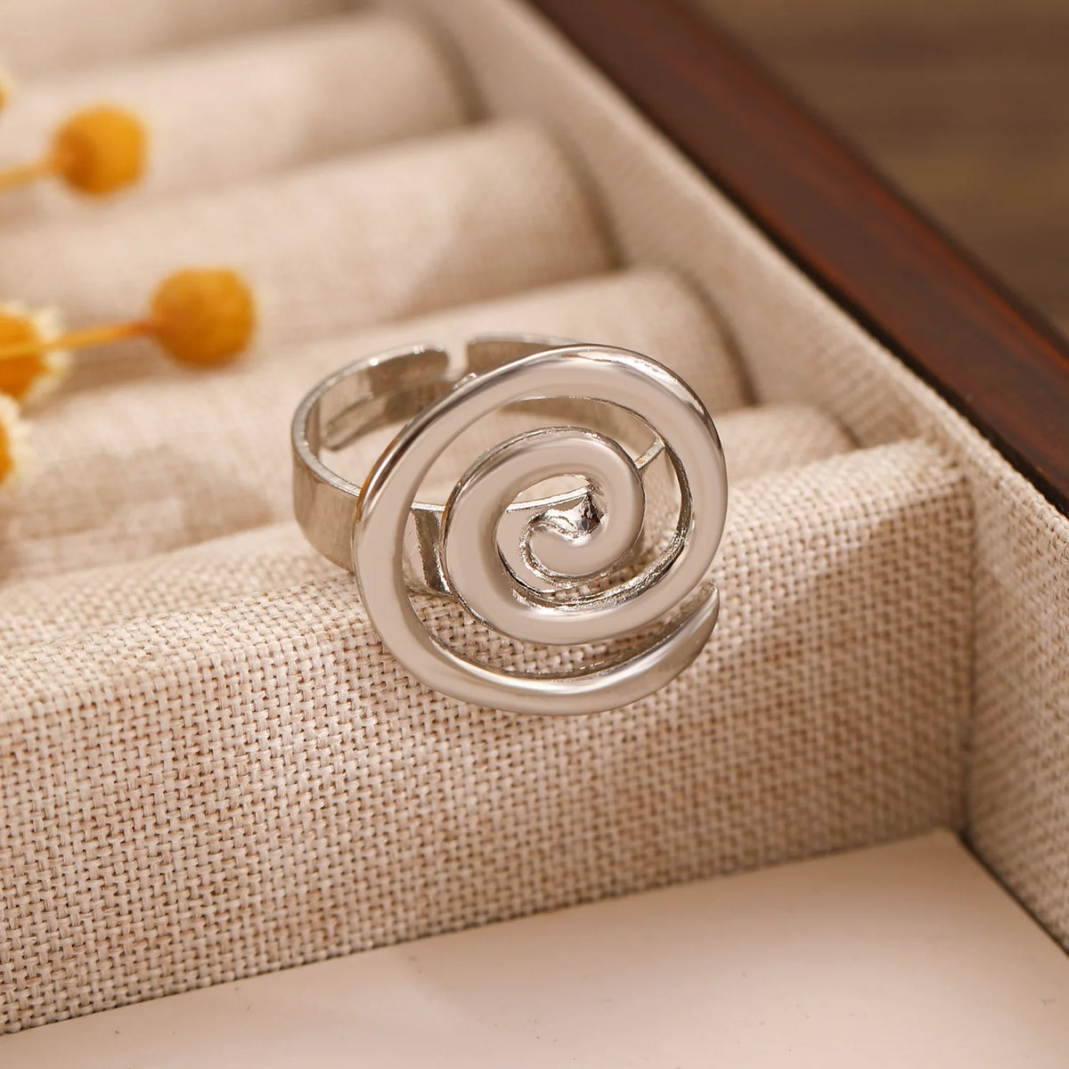 Anillo Abierto Vórtice Dorado de Acero