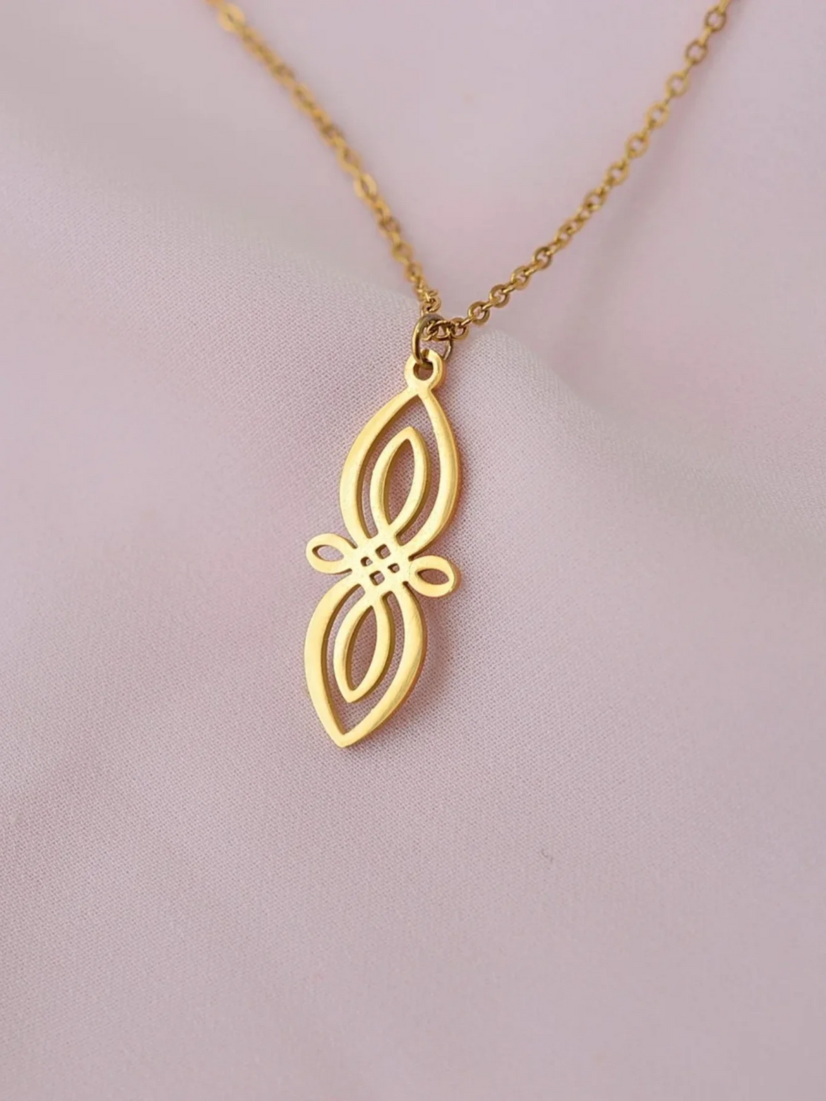 Collar de Acero con Nudo de Bruja