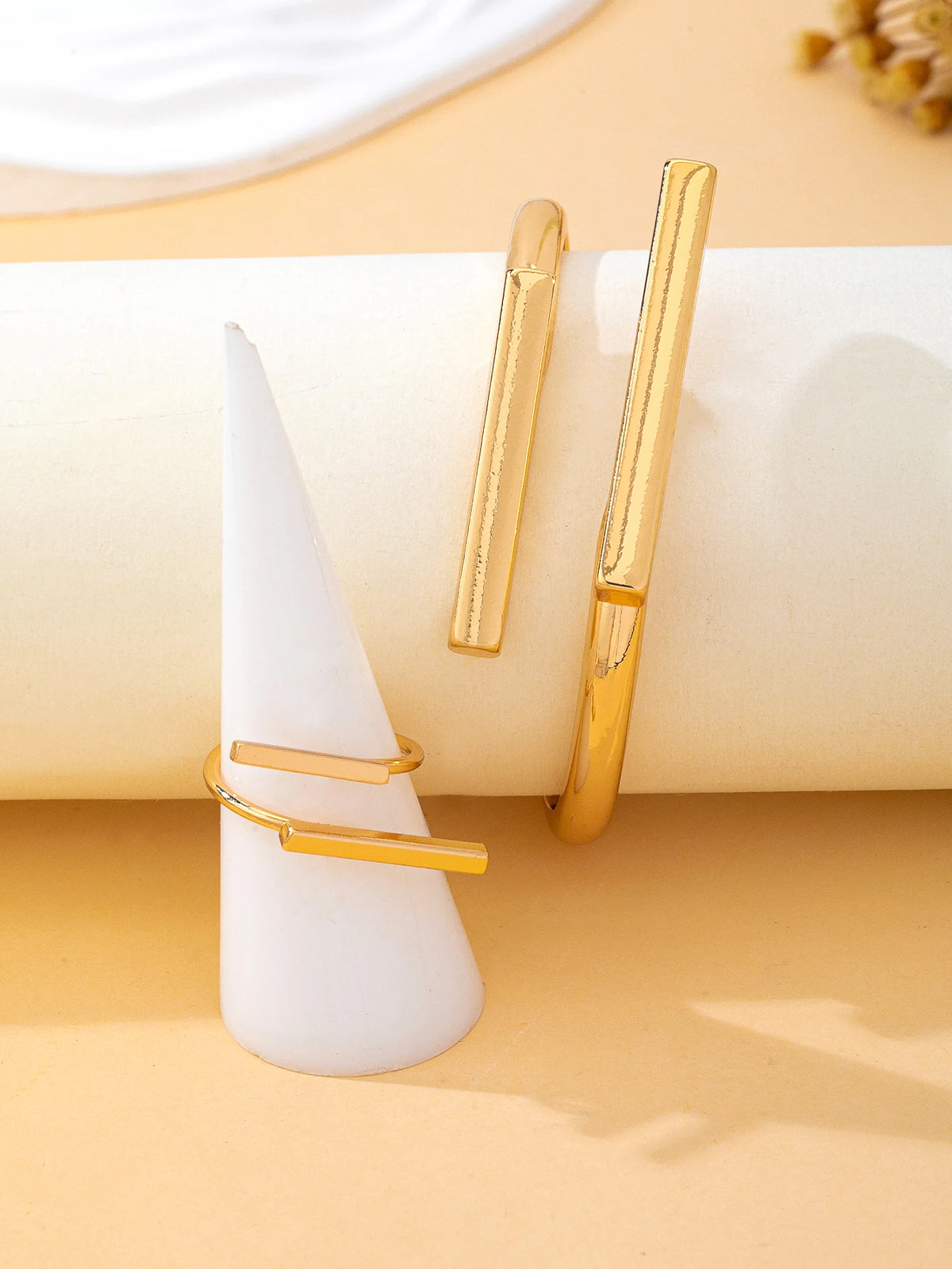 Set de Joyería Dorada para Mujer: Anillo Abierto + Pulsera Ajustable