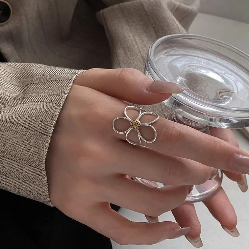 Anillo Artesanal con Gran Flor para Mujer — Estilo Y2K en Color Plata