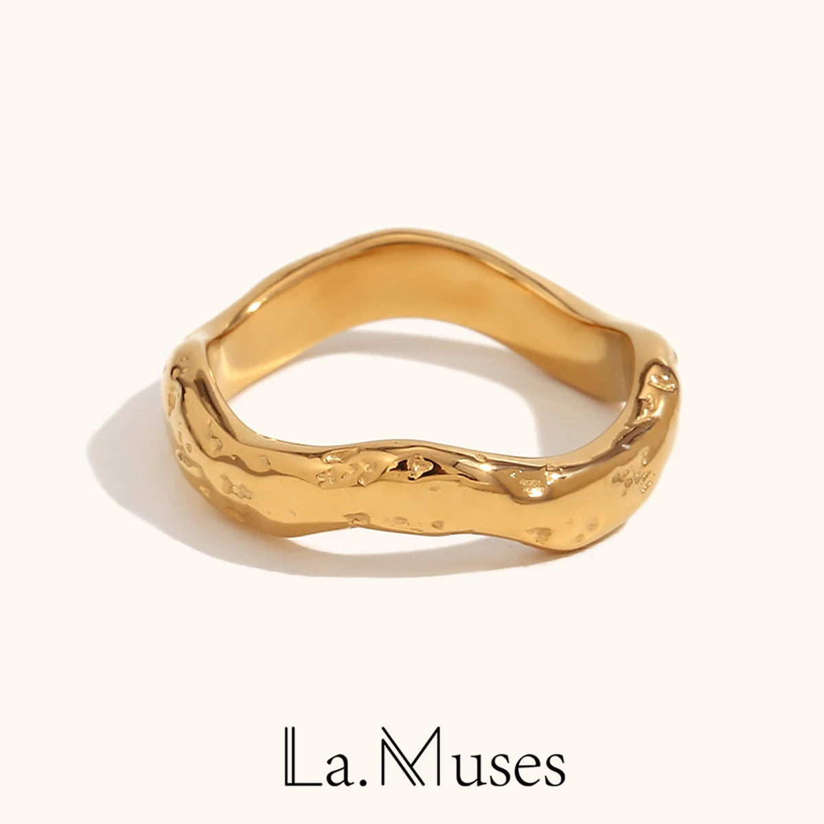Anillo Ondulado Dorado de Acero