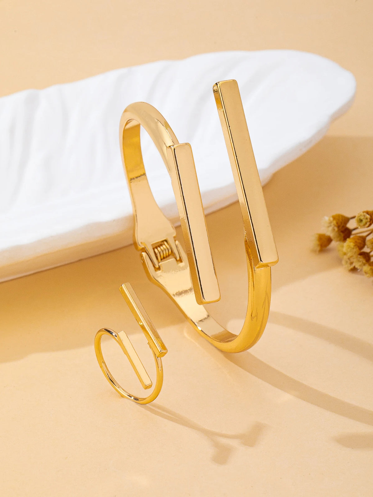 Set de Joyería Dorada para Mujer: Anillo Abierto + Pulsera Ajustable