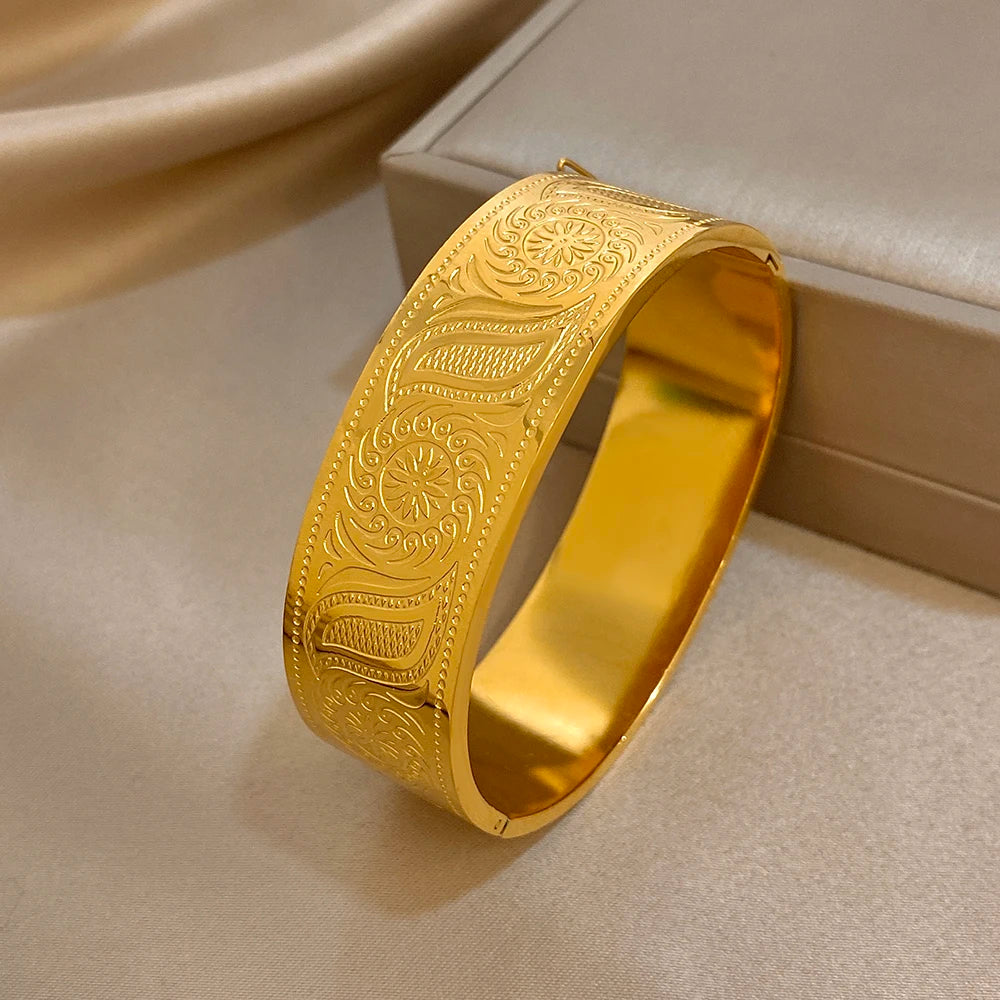 Brazalete Dorado de Acero con Hojas de Sol