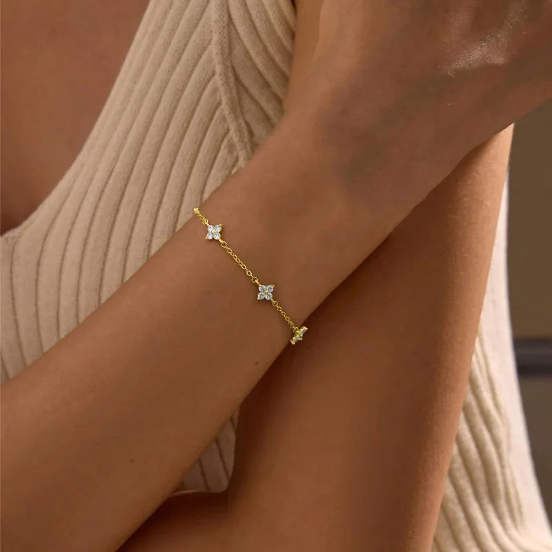 Pulsera Dorada con Flor de Cuatro Hojas