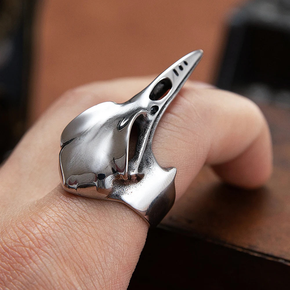 Anillo Gótico de Acero con Pico de Pájaro
